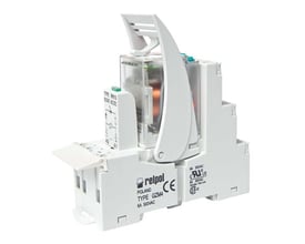 Komplet relæ med 4C/O kontakter, 6A og 230VAC driftspænding, monteret på hvid sokkel med grøn LED indikator og holdebøjle.