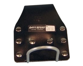 Hammerholder i sort læder med stålbøjle og mærkat 'JOHAN R. BENDIXEN ODENSE DANMARK' samt nummer 80 2.