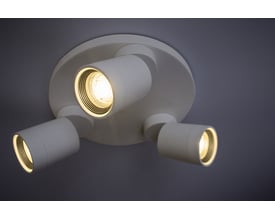 Osram Ledvance LED PAR16 lampe monteret i en hvid loftlampe med tre justerbare spots.
