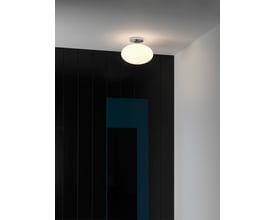 Astro Lighting Zeppo loftarmatur i blank krom og opal glaskuppel, monteret i et rum med mørke træpaneler.