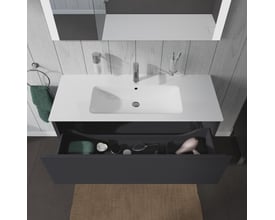 Duravit L-Cube underskab i mørkegrå med et stort udtræk, der indeholder et håndklæde, en hårtørrer og toiletartikler.