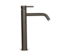 Høj håndvaskarmatur i gun metal finish med et slankt, moderne design og en lige tud. Armaturet står opret på en rund base.