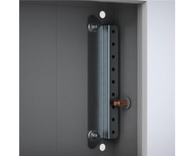 Eldon bundprofil H/B 150 i galvaniseret stål monteret inde i en grå kasse med bolte.