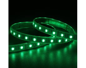 Ansell Lighting E-Cell Eco RGBW LED bånd på 5 meter, der lyser grønt og ligger i to slyngede lag på en mørk, reflekterende overflade.