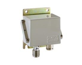 Danfoss EMP 2 tryktransmitter i et gråt, firkantet hus monteret på en metalbeslag med hvid baggrund.