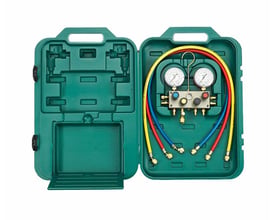 Refco BM4-3-DS-CLIM 4-vejs analogt manifoldsæt med manometre og farvede slanger i åben kuffert.