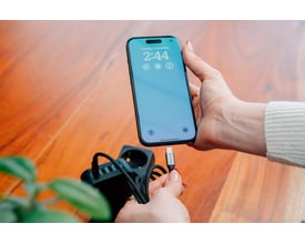 Verbatim Sync & Charge USB-C-kabel i sort med begge stikender vist ved en mobiltelefon og oplader.