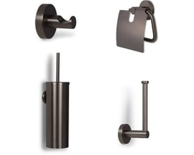 Et komplet toiletsæt i gun metal finish, der viser en håndklædekrog, toiletrulleholder, toiletbørste med holder og reservepapirholder, præsenteret på en hvid baggrund.