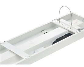 Philips CoreLine SM136V G4 påbygningsarmatur set indefra med hvidt stålkabinet og elektriske komponenter.