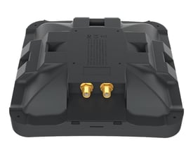 Sort MikroTik mANT LTE 5o LTE-antenne med 5 dBi, set bagfra med to synlige SMA-stik.