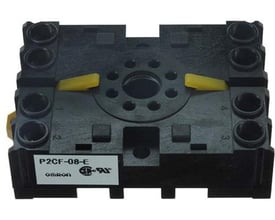 Omron P2CF-08-E sokkel med 8-pin skrueklemmer til DIN-skinne eller overflademontering i sort plast.
