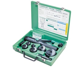 Grønt Greenlee SLUG-BUSTER® hydraulisk hulstansesæt åbent, med stanser, trækbolte og hydrauliktang organiseret i kufferten.