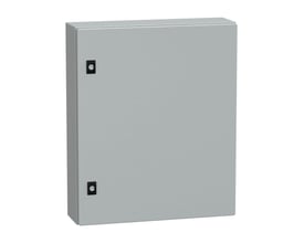 Lukket Schneider Electric CRN metal vægskab, 600x500x150mm, RAL7035, med to sorte låsebeslag på fronten.