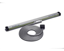 AT715 læseskala på 2200 mm, baseret på ABSOLUTE-systemet med elektromagnetisk induktion og IP67 beskyttelse, vist med tilsluttet kabel.