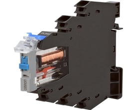 Omron Slimline relæ 6 mm med stikdåse, SPDT, 6A og 24 VAC/DC, vist med synlig spole.