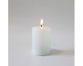 Et enkelt LEDlife bloklys i hvid med en lys flammeeffekt på en ren hvid baggrund, der fremhæver lysets form og design.