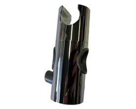 Glider til en brusestang med en diameter på 25 mm i skinnende krom-finish med grå gummi-detaljer.