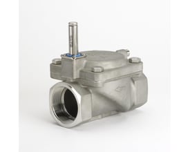 Danfoss magnetventil EV228BW UN set fra siden, fremstillet af rustfrit stål med G 2" tilslutning og en synlig ventilspole.