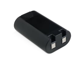 Sort DYMO lithium-ion batteri til etiketmaskiner, med rillede detaljer og metal kontakter i enden.