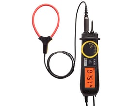 Sort multimeter med en rød og gul fleksibel strømtang tilsluttet, der måler 0.757A.