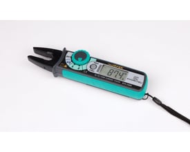 Kyoritsu 2300R tangamperemeter måler 87.4A AC/DC strøm med sand RMS teknologi, vist på det digitale display med en sort strop.
