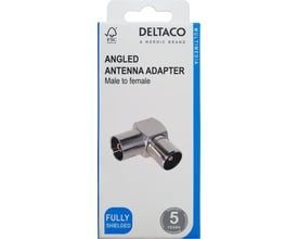 Emballagen viser Deltaco IEC-antenneadapteren, en 90° vinklet han-hun-adapter med blank metalfinish.