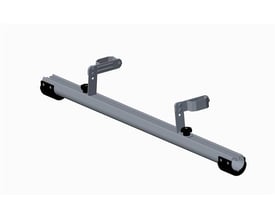 Ironside stigefod til trappestiger, 1120 mm, med beslag og sorte endestykker set skråt fra oven.