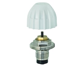 IMI TA termostatindsats M30x1,5mm vist med den hvide beskyttelseshætte placeret over den.