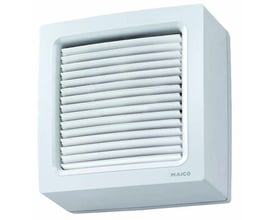 Nærbillede af Maico Ventilatoren EVN22, viser mærke logoet 'MAICO' på siden af den hvide ventilator.