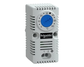 Nærbillede af Schneider Electric ClimaSys CC termostatens front med temperaturindikator i grader Celsius og produktlogo.