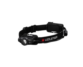 Ledlenser H5 Core pandelampe i et 3/4 side view, vist med den sorte rem og lyskaster på en hvid baggrund.
