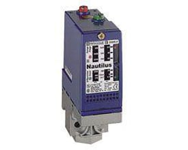 Schneider Electric pressostat til hydraulik med 1/4" BSP hun tilslutning, trykområde 7-70 BAR og variabel hysterese, vist på en hvid baggrund.