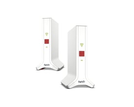 To hvide FRITZ! mesh-enheder til trådløst netværk står oprejst med Wi-Fi-symboler og statusknapper på fronten.