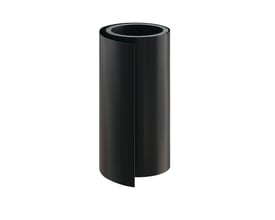 Coil AZ af forpatineret zink i antracitgrå, 670 mm bred og 0,8 mm tyk, rullet med en løs ende.