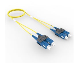 CommScope FO patchkabel med OS2 singlemode fiber, duplex, 2,0m, med SC-SC konnektorer i blå og gule farver på hvid baggrund.