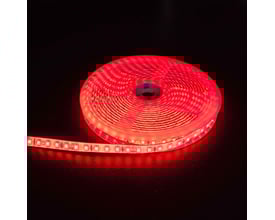 Rød LED strip på rulle, 5 meter lang med 120 LED/m, 24V, IP65, vist med en del af strippen rullet ud.
