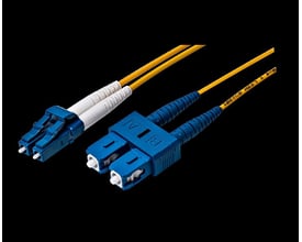 Patchkabel med gul duplex LSZH-kappe og blå LC/UPC- og SC/UPC-stik, 4 meter langt.