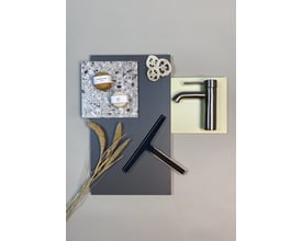 Moodboard med Dansani Mido+ vaskeskabselement i grå mat, terrazzo-fliser, tørrede planter og et moderne armatur.