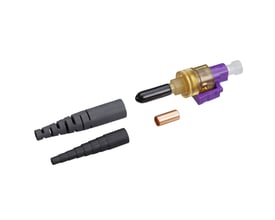 Lauritz Knudsen fiberkonnektor ST, OM2, 50/125 µm, vist som samling med kabelaflastning, støvhætte og ferrule.