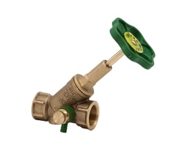 Nil 3/4" friløbs stopventil med aftapning, fremstillet i messing med grønt håndtag og tydelige markeringer.