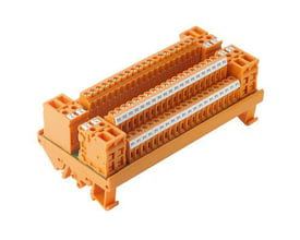 Weidmüller interfacemodul med terminaler og konnektorer i orange, vist skråt oppefra.