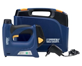 Rapid BTX140 akku hæftepistol med kuffert, oplader og manual, klar til brug på byggepladsen.