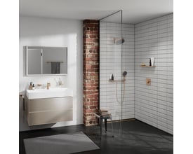 Moderne badeværelsesinstallation med en Hansgrohe bruser med bronze håndbruserslange monteret på væggen.