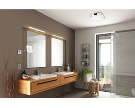 Mattimo krom LED væglampe fra TRIO Lighting, monteret over et dobbelt badeværelsesspejl med integreret lys.