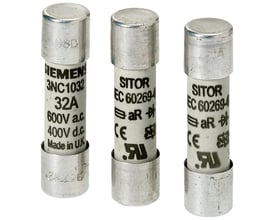 Tre cylindriske Siemens SITOR sikringer med en mærkestrøm på 10A og 690VAC, vist på en hvid baggrund.