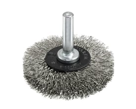 Axialbørste fra Ironside med 50 mm diameter og 0,2 mm bølget rustfri ståltråd, set skråt forfra med skaftet opad.