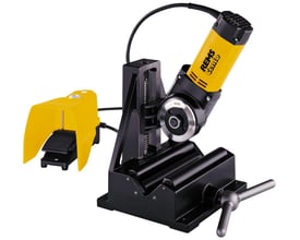 Rems Cento rørskæremaskine med gul motor og fodpedal, klar til brug på et værksted, ideel til præcisionsarbejde.