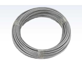 Roliba stålwire med PVC-belægning, 5,0-6,3 mm og 30 meter, ligger oprullet i en tæt, grå metalfarvet ring.