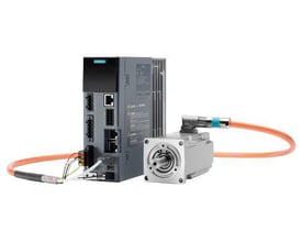Siemens SINAMICS S200 PN omformer og SIMOTICS S-1FL2 servomotor med orange kabler forbundet, klar til præcis bevægelsesstyring.