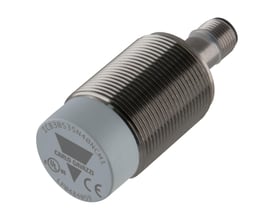Carlo Gavazzi induktiv sensor M30 med 40 mm detekteringsafstand, set skråt med metalgevindhus og grå front.